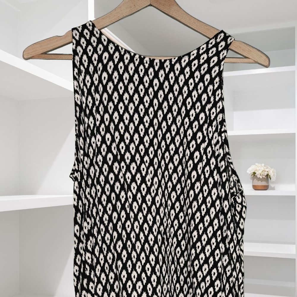 Old Navy Black & White Sleeveless Patterned Blouse - Size XL
